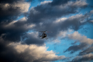 Policyjny helikopter w locie. Policja polska poszukiwanie i pościg © FotoDax