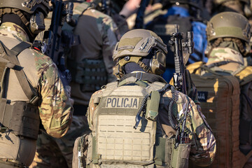 Drużyna bojowa policji w akcji terrorystycznej, tarcza © FotoDax