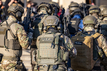 Drużyna bojowa policji w akcji terrorystycznej, tarcza © FotoDax