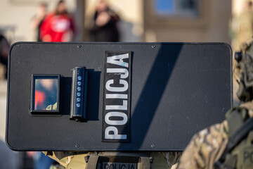 Drużyna bojowa policji w akcji terrorystycznej, tarcza © FotoDax