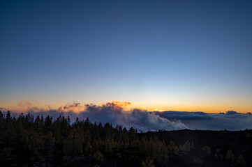 Obraz premium Starting of stargazing discovery tour on Tenerife, watching sunset from high attituve above clouds in National park of mount Teide