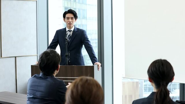 ビジネスマンがオフィスでプレゼンテーションを行うセミナー風景