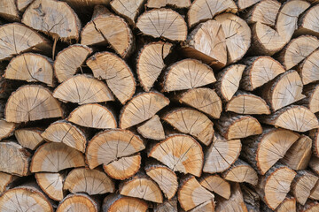 Fototapeta premium Pattern of stacked chopped firewood logs for winter heating and fireplace