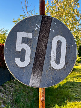 Rusty end-of-speed limit sign in Italy, indicating the end of the previously imposed obligation not to exceed 50 km/h.