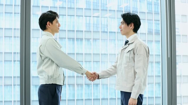 握手を交わす男性社員のビジネス提携イメージ