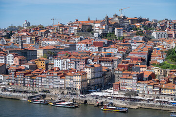 Obraz premium Elevated view of the Porto Ribeira cityscape and historic architecture from the Ponte Luís I bridge