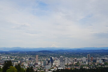 Obraz premium Panoramic view of downtown Portland skyline from Pittock Mansion, Oregon- オレゴン州 ポートランドの市街地のパノラマ風景