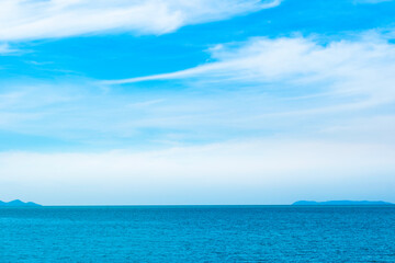 Fototapeta premium Tropical Nature clear sky and summer sea water under a clear blue sky with beautiful clouds and bright sunlight. Perfect for summer vacation and travel background 