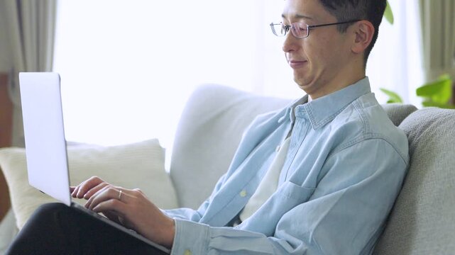 パソコンを使う男性のライフスタイルイメージ, Man Using Laptop at Home Lifestyle Concept