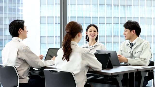 会議を行う建設業スタッフとビジネスチーム