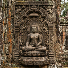 Obraz premium Ancient Stone Carving of Lord Buddha in a Temple Wall
