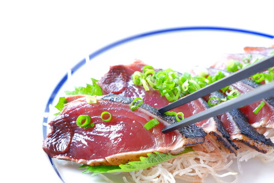 カツオのたたき- 表面をあぶった高知名物、かつおのタタキ
