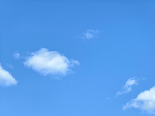Fototapeta premium Bright Blue Sky with Scattered White Fluffy Clouds