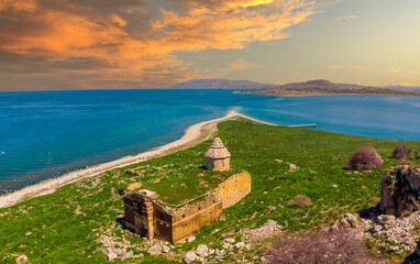 Çarpanak Island is an island located in the northeastern region of Lake Van, in the Çitören Village area of ​​Van province. © Samet