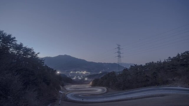 함양 지안재 차량 궤적 야간 HDR 타임랩스, 굽이진 산악 도로와 별궤적 풍경