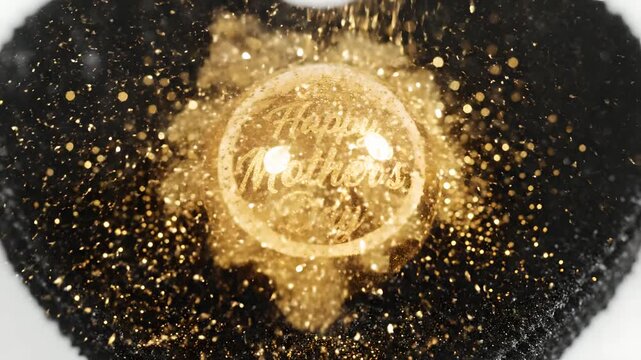 Esfera dorada con mensaje de Feliz D&iacute;a de la Madre y lluvia de purpurina sobre coraz&oacute;n negro brillante. Concepto de lujo para felicitaciones, marketing festivo y redes sociales.