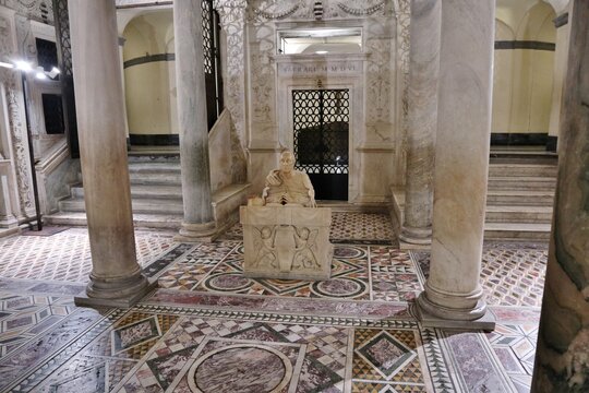 Napoli - Scultura di Oliviero Carafa in preghiera nella cripta del duomo