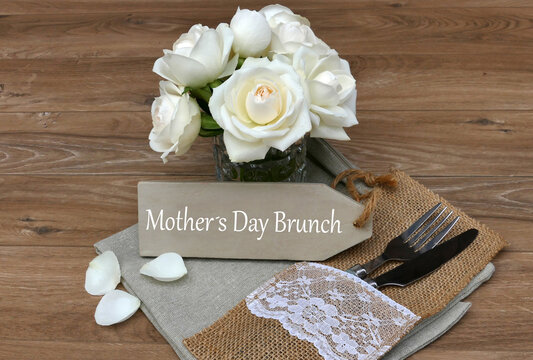  Invitation to Mother's Day brunch &ndash; Rustic arrangement with white roses, jute and lace.