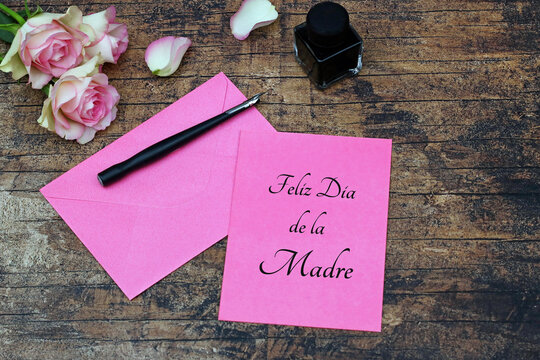 Felicitaci&oacute;n espa&ntilde;ola por el D&iacute;a de la Madre "Feliz D&iacute;a de la Madre" con pluma, tinta y rosas.