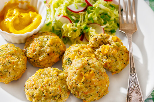 Baked meat and vegetable polpette with salad