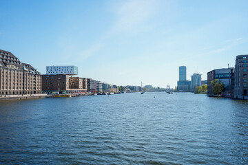 Obraz premium Wide panoramic view of Berlin Spree River with buildings on both banks on a sunny day