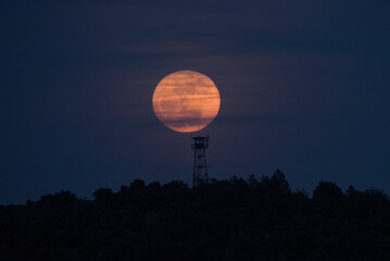 torre de vigilancia forestal con la luna detrás © javi