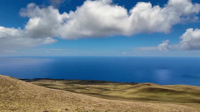 イースター島テレバカ山頂から見た草原と太平洋の眺め、パン撮影、11月中旬