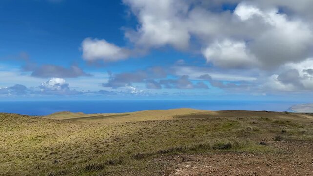 イースター島テレバカ山頂から見た草原と太平洋の眺め、パン撮影、11月中旬