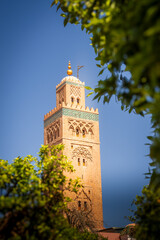 Fototapeta premium Minaret through the leaves
