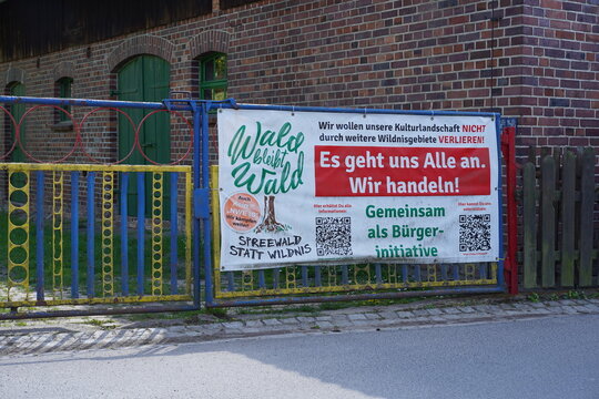 Banner der B&uuml;rgerinitiative "Spreewald statt Wildnis" in L&uuml;bbenau am 30.04.2026