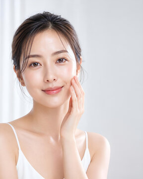 梅雨の湿気と肌ケアをイメージした透明感のある日本人女性の美容ポートレート、初夏スキンケア広告向け白背景写真 -生成AI
