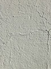 Obraz premium Textura de muro con estuco gris y grietas marcadas sobre superficie rugosa
