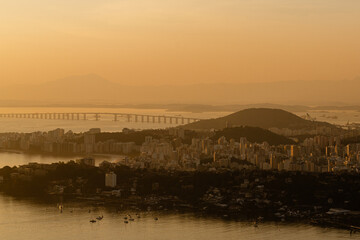 Fototapeta premium Vista de cima da Ponte Rio/Niterói ao pôr do sol - Rio de Janeiro, Brasil