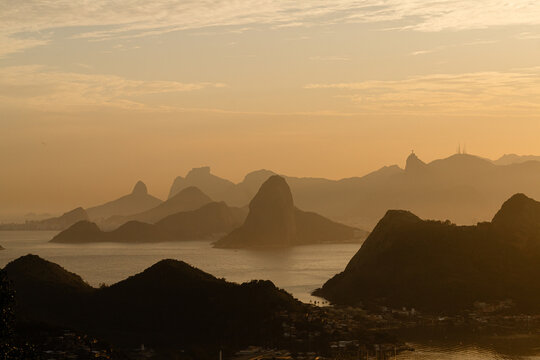 Final de tarde na Ba&iacute;a de Guanabara com montanhas do Rio de Janeiro, Brasil