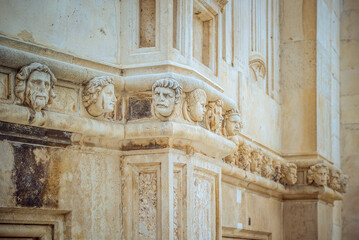 Obraz premium Šibenik, Croatia: Stone carvings of faces on building corner