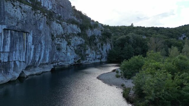 Vol de drone au dessus d'une rivi&egrave;re en Ard&egrave;che dans le sud de la France