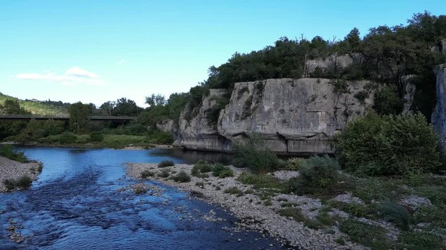 Vol de drone au dessus d'une rivi&egrave;re en Ard&egrave;che dans le sud de la France