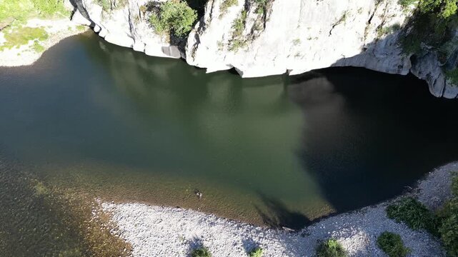 Vol de drone au dessus d'une rivi&egrave;re en Ard&egrave;che dans le sud de la France