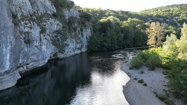 Vol de drone au dessus d'une rivi&egrave;re en Ard&egrave;che dans le sud de la France