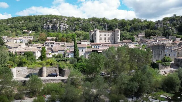 Vol de drone au dessus d'une rivi&egrave;re en Ard&egrave;che dans le sud de la France