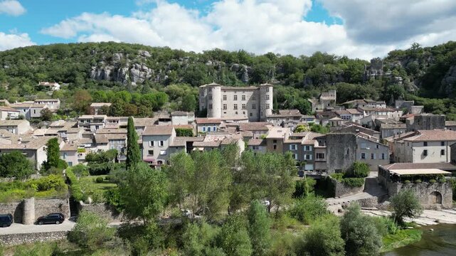 Vol de drone au dessus d'une rivi&egrave;re en Ard&egrave;che dans le sud de la France