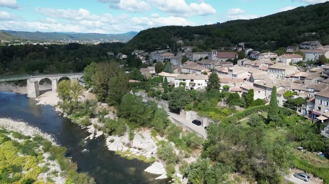 Vol de drone au dessus d'une rivi&egrave;re en Ard&egrave;che dans le sud de la France