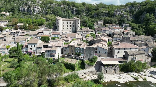 Vol de drone au dessus d'une rivi&egrave;re en Ard&egrave;che dans le sud de la France