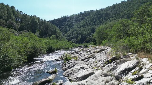Vol de drone au dessus d'une rivi&egrave;re en Ard&egrave;che dans le sud de la France