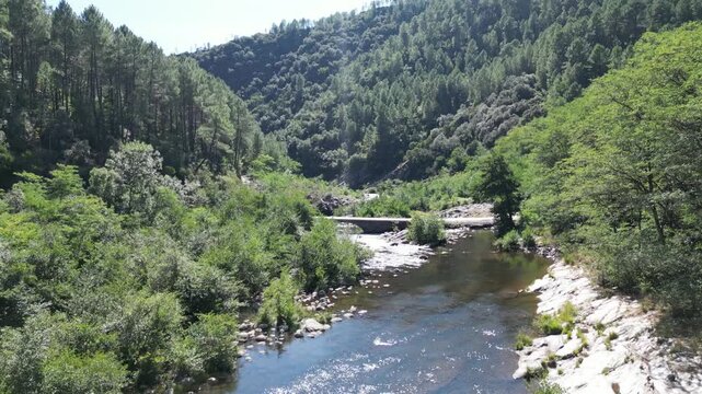 Vol de drone au dessus d'une rivi&egrave;re en Ard&egrave;che dans le sud de la France