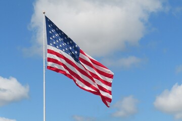 Obraz premium American flag against blue sky