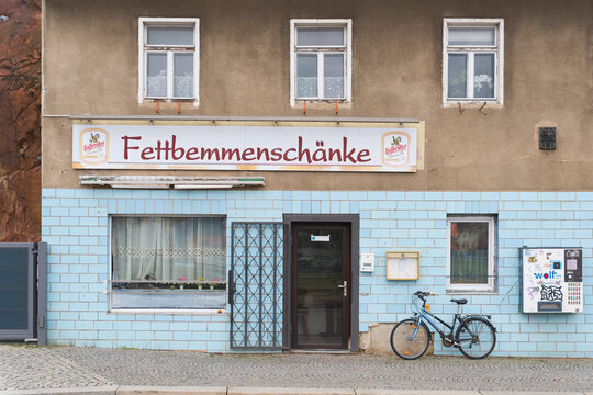 Die Kneipe Fettbemmensch&auml;nke am Ufer der Elbe in Meissen in Sachsen, Deutschland