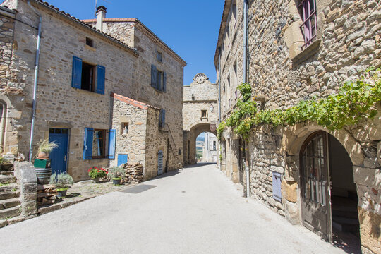 Montpeyroux sur l&rsquo;ancienne voie R&eacute;gordane reliant Auvergne et Languedoc, cet ancien village vigneron perch&eacute; sur sa butte enroule ses maisons d&rsquo;arkose autour de son donjon.