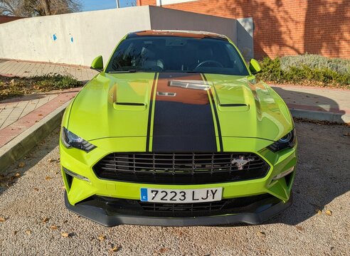 Vista frontal de un coche deportivo Ford Mustang aparcado en una calle de Madrid, Espa&ntilde;a, 20 de marzo de 2026
