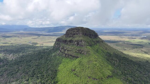 Drone de un impresionante tepuy en el Parque Nacional Canaima, Venezuela